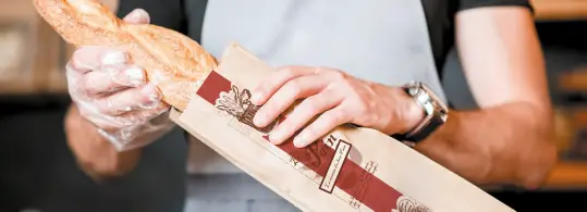 Mains_de_boulanger_et_sac_a_pain